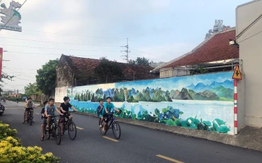 Một tác phẩm bích họa do các họa sĩ trẻ thể hiện tại làng nghề sơn mài Hạ Thái. 