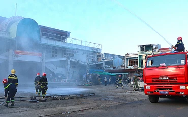 Cán bộ, chiến sĩ Phòng Cảnh sát PCCC và CNCH tỉnh Gia Lai phối hợp với Ban Quản lý chợ An Khê tổ chức diễn tập phương án chữa cháy và cứu nạn cứu hộ tại chợ. Ảnh: NGỌC MINH