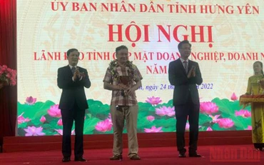 Lãnh đạo tỉnh Hưng Yên trao bằng khen, cúp cho doanh nghiệp tiêu biểu trên địa bàn tỉnh.