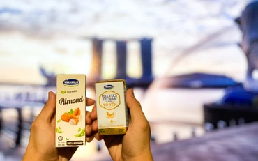 Từ đầu tháng 3/2021, những sản phẩm sữa tươi chứa tổ yến đầu tiên của Vinamilk đã chính thức chào sân đảo quốc sư tử.