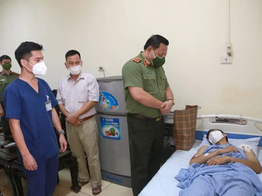 Trung tướng Nguyễn Hải Trung thăm hỏi sức khỏe Thượng úy Nguyễn Duy Khánh. 