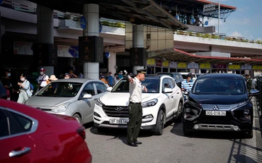 Hành khách cần tuân thủ sự hướng dẫn, điều tiết của lực lượng chức năng tại Cảng hàng không.