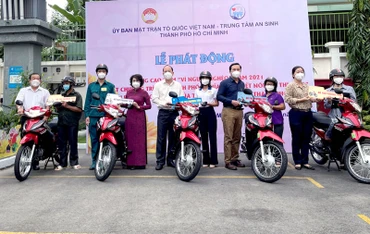 Người dân có hoàn cảnh khó khăn được trao phương tiện sinh kế tại buổi lễ.