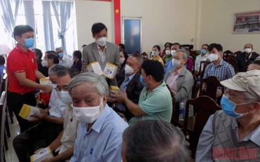 Tặng máy đo huyết áp cho người cao tuổi.
