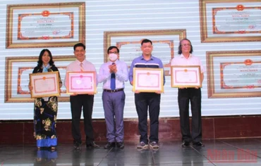 Phó Chủ tịch Ủy ban nhân dân tỉnh Đồng Nai Nguyễn Sơn Hùng trao tặng Bằng khen cho các cá nhân có thành tích xuất sắc trong năm 2021.