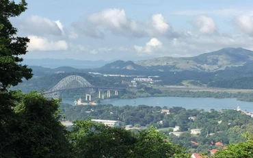 Cầu Las Americanas bắc qua kênh đào Panama nhìn từ đỉnh Ancon.