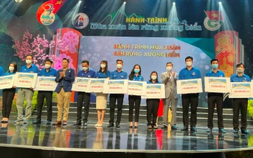 Đại diện Thành đoàn, Tỉnh đoàn các địa phương nhận học bổng từ Quỹ Vừ A Dính.