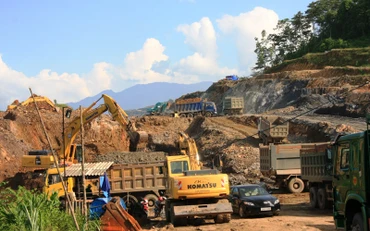 Công ty trách nhiệm hữu hạn xây dựng, thương mại Lilama vi phạm khai thác quặng apatit tại thành phố Lào Cai.