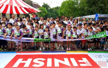 Hơn 1.700 người tham gia giải chạy sáng nay.