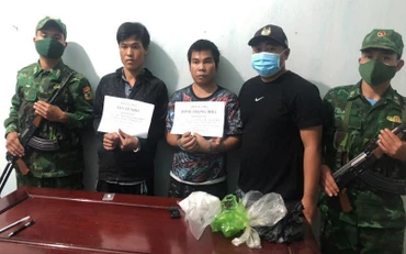 Hai đối tượng bị bắt cùng tang vật. (Ảnh BĐBP cung cấp)