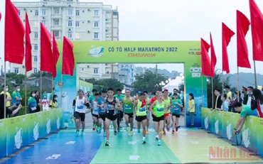 Các vận động viên xuất phát tranh tài ở cự ly 21 km dành cho nam.