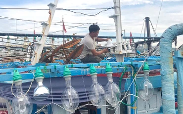 Ngư dân lắp đặt thiết bị giám sát hành trình trên tàu khai thác xa bờ.