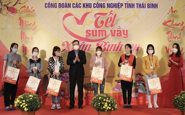 Bí thư Tỉnh ủy Thái Bình Ngô Đông Hải trao quà Tết cho công nhân lao động Công ty Trách nhiệm hữu hạn TAV.