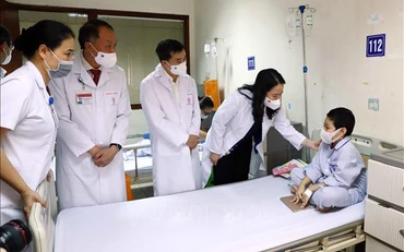 Phó Chủ tịch nước Võ Thị Ánh Xuân thăm hỏi bệnh nhi đang điều trị nội trú. (Nguồn: NFVC)