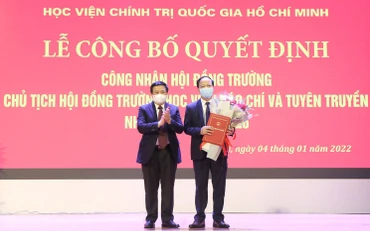 GS,TS. Nguyễn Xuân Thắng, Ủy viên Bộ Chính trị, Giám đốc Học viện Chính trị quốc gia Hồ Chí Minh, Chủ tịch Hội đồng lý luận Trung ương, chúc mừng PGS,TS. Mai Đức Ngọc, Chủ tịch Hội đồng trường Học viện Báo chí và Tuyên truyền nhiệm kỳ 2021-2026 (Ảnh: AJC).