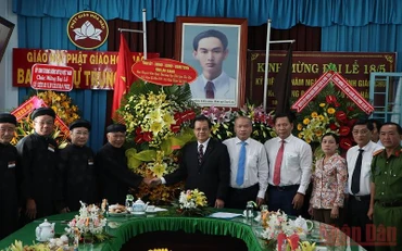 Lãnh đạo tỉnh An Giang chúc mừng 83 năm Ngày khai sáng đạo Phật giáo Hòa Hảo.