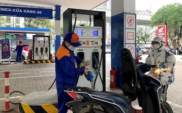 Ủy ban Thường vụ Quốc hội sẽ xem xét giảm thuế bảo vệ môi trường đối với mặt hàng xăng dầu. (Ảnh: VOV)