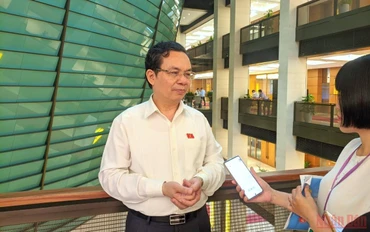 Đại biểu Hoàng Văn Cường (Hà Nội) trao đổi ý kiến bên lề Kỳ họp thứ ba, Quốc hội khóa XV, chiều 1/6. (Ảnh: TRUNG HƯNG)