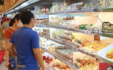 Các mặt hàng thiết yếu cần được bảo đảm cung cầu trong dịp Tết. Ảnh: NAM HẢI