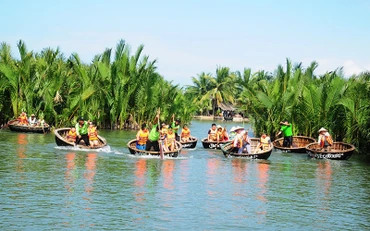 Du khách tham quan tại Rừng dừa Bảy mẫu. (Ảnh minh họa) 
