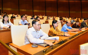Đại biểu Quốc hội bấm nút biểu quyết thông qua Nghị quyết về phê chuẩn quyết toán ngân sách nhà nước năm 2020. (Ảnh: LINH KHOA NGUYÊN)