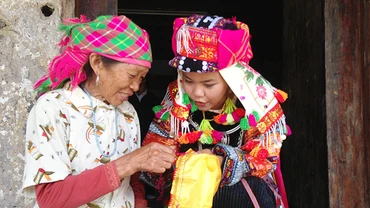 Cần bảo tồn ngôn ngữ cùng với bản sắc văn hóa các dân tộc.