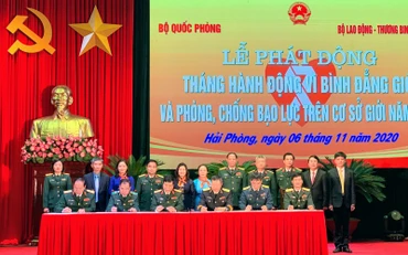Các đơn vị ký cam kết thực hiện Tháng hành động vì bình đẳng giới và phòng, chống bạo lực trên cơ sở giới.