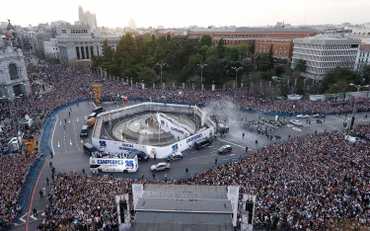 “Biển người” đã chờ đợi và chào đón nhà vô địch Real ở Quảng trường Cibeles. (Ảnh: realmadrid)