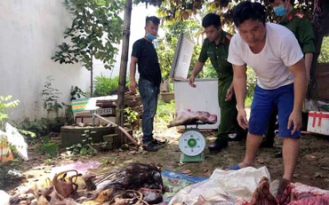 Ông Thành (áo trắng) cùng tang vật vụ việc tại thời điểm lực lượng chức năng kiểm tra phát hiện.