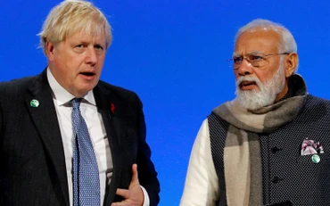 Thủ tướng Anh Boris Johnson và Thủ tướng Ấn Độ Narendra Modi tham dự một cuộc họp trong khuôn khổ Hội nghị thượng đỉnh Liên hợp quốc về biến đổi khí hậu (COP26) diễn ra tại Glasgow, Scotland, Vương quốc Anh ngày 2/11/2021. (Ảnh: Reuters)