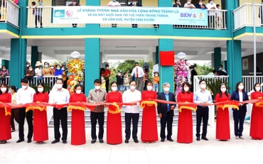 Đại diện lãnh đạo cấp ủy, chính quyền địa phương cùng BIDV cắt băng khánh thành nhà văn hóa cộng đồng kết hợp tránh trú bão, lũ thôn 7 xã Cẩm  Duệ (Cẩm Xuyên).