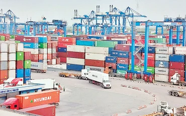 Việc thu phí cảng biển tự động không dùng tiền mặt sẽ không gây ách tắc hàng hóa tại các cảng biển trên địa bàn thành phố Hồ Chí Minh. Trong ảnh: Vận chuyển hàng hóa tại Cảng Cát Lái, thành phố Thủ Ðức. 