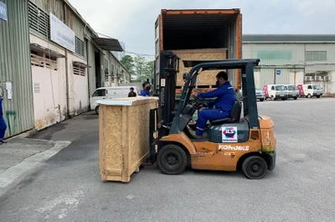 Vận chuyển thiết bị thu vé tự động xuống nhà ga.