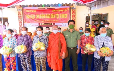 Lãnh đạo Công an tỉnh Bạc Liêu và Thượng tọa Phương Văn Thanh, Phó Trụ trì Chùa Cù Lao tặng quà cho bà con dân tộc Khmer trong tỉnh. 