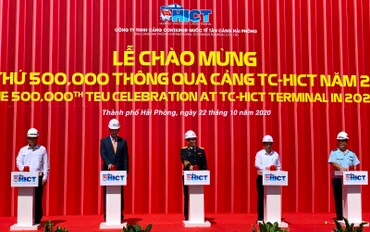 Quang cảnh nhấn nút khởi động lễ đón container thứ 500 nghìn tại Cảng container quốc tế Tân cảng Hải Phòng. 