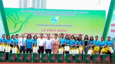 Các đại biểu trao quà tặng cán bộ hội viên phụ nữ Thủ đô tại buổi lễ.