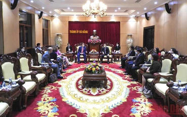 Ngài Marc Knapper, tân Đại sứ Hoa Kỳ tại Việt Nam làm việc với lãnh đạo Thành ủy Đà Nẵng.