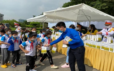 Những món quà nhỏ nhưng đầy ý nghĩa được trao tặng cho người dân khi vào lăng viếng Bác.