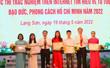 Đại diện lãnh đạo Tỉnh ủy Lạng Sơn trao giải Nhất cho các thí sinh tham dự Cuộc thi.