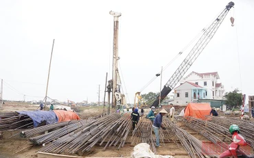 Các đơn vị thi công đang tập trung nhân lực, phương tiện đẩy nhanh tiến độ thi công tuyến cao tốc phía đông đoạn Diễn Châu-Bãi Vọt. 
