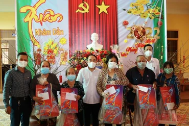 Đại diện Cơ quan Thường trực Báo Nhân Dân tại TP Cần Thơ tặng quà Tết tại huyện Châu Thành.