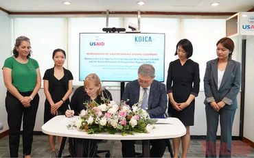 Giám đốc quốc gia Cơ quan Phát triển quốc tế Hoa Kỳ (USAID) Ann Marie Yastishock cùng Giám đốc quốc gia Cơ quan Phát triển quốc tế Hàn Quốc (KOICA) Cho Han Deog tại Lễ ký kết. (Ảnh: Đại sứ quán Hoa Kỳ)