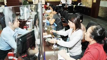 Cầu tín dụng đang tăng nhanh sẽ khiến mặt bằng lãi suất cho vay khó giảm sâu hơn. Ảnh: NGUYỆT ANH