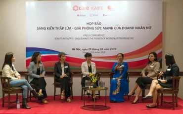 Đại diện doanh nhân nữ chia sẻ câu chuyện thành công của doanh nghiệp do phụ nữ làm chủ tại lễ công bố sáng kiến “Thắp lửa”. 