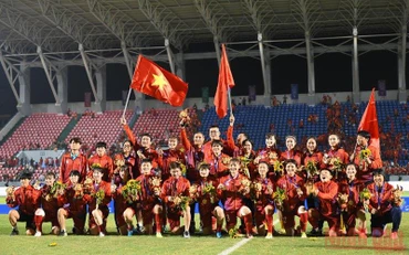 Thầy trò huấn luyện viên Mai Đức Chung nhận Huy chương Vàng SEA Games 31 sau chiến thắng đội tuyển Thái Lan. (Ảnh: THÀNH ĐẠT)