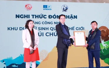 Đại diện Tổ chức Giáo dục, Văn hóa và Khoa học của Liên hợp quốc (UNESCO) và Bộ Ngoại giao trao Bằng công nhận Khu dự trữ sinh quyển thế giới Núi Chúa cho đại diện lãnh đạo tỉnh Ninh Thuận.