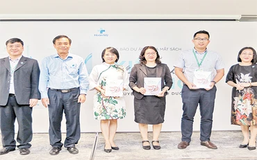 Trao tặng sách "Những đóa hoa kiên cường-Chuyện nghề điều dưỡng" đến đại diện Khoa Điều dưỡng các trường đại học.