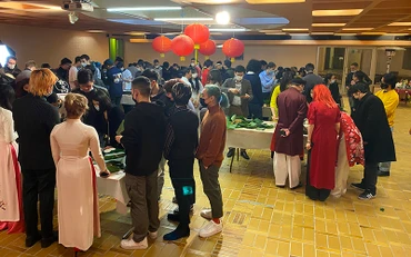 Hội Sinh viên Việt Nam tại Paris tổ chức “Ngày Bánh Chưng” tại trụ sở Đại sứ quán Việt Nam tại Pháp. 