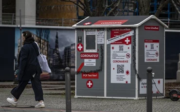 Một điểm xét nghiệm nhanh Covid-19 tại Berlin (Đức), ngày 21/2/2022. (Ảnh: AFP/TTXVN)