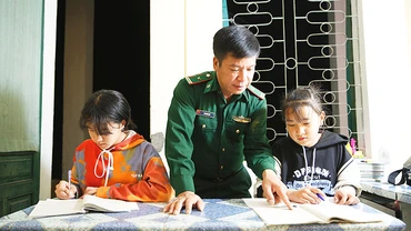 Mỗi tối ôn bài chị em Sáu, Chở đều được bố nuôi - Thiếu tá Lê Mạnh Hợp, Phó Chính trị viên Đồn Biên phòng Phó Bảng hướng dẫn tận tình.